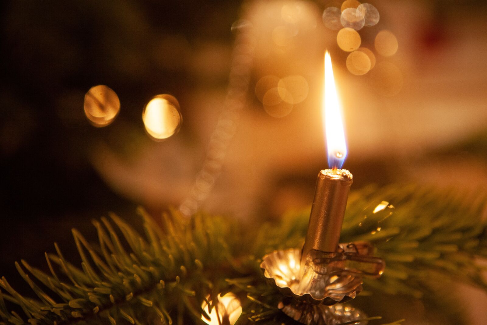 Canon EOS 5D Mark II sample photo. Christmas, candle, heat photography