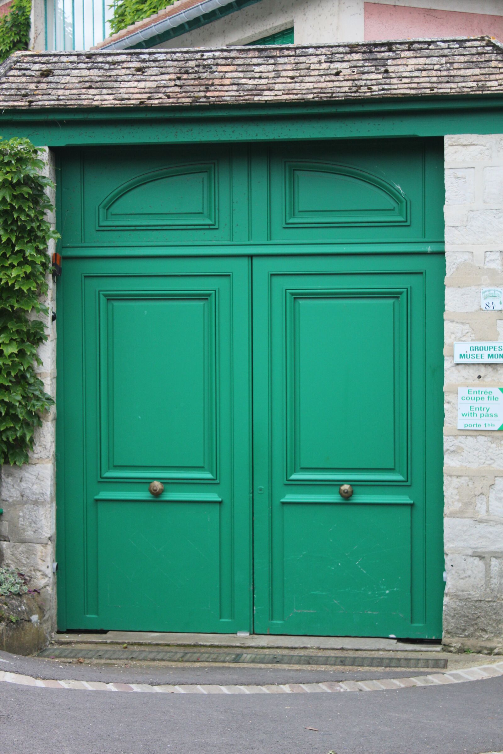 Canon EOS 1200D (EOS Rebel T5 / EOS Kiss X70 / EOS Hi) sample photo. Door in france, door photography