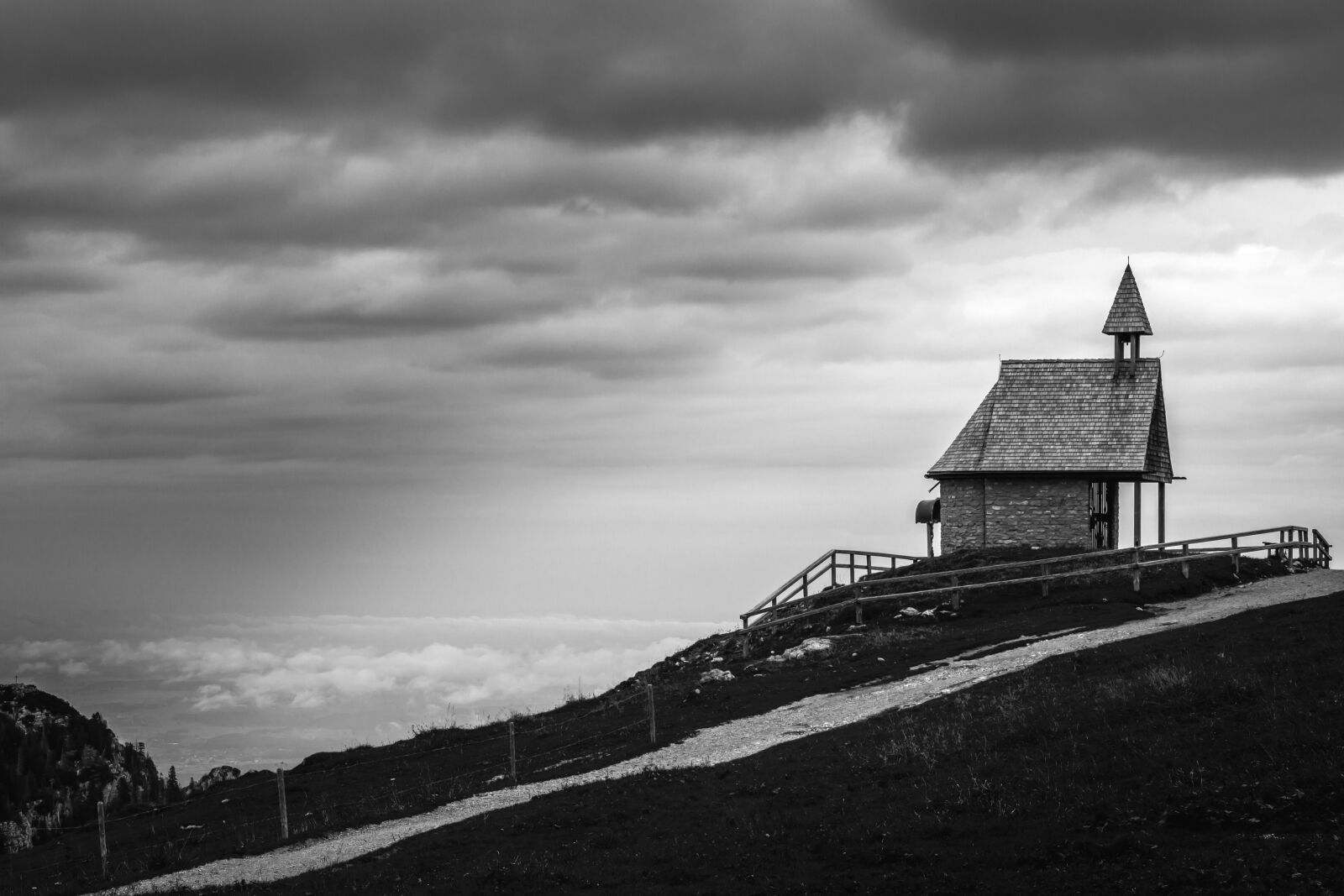 Canon EOS 550D (EOS Rebel T2i / EOS Kiss X4) sample photo. Chapel, black white, summit photography