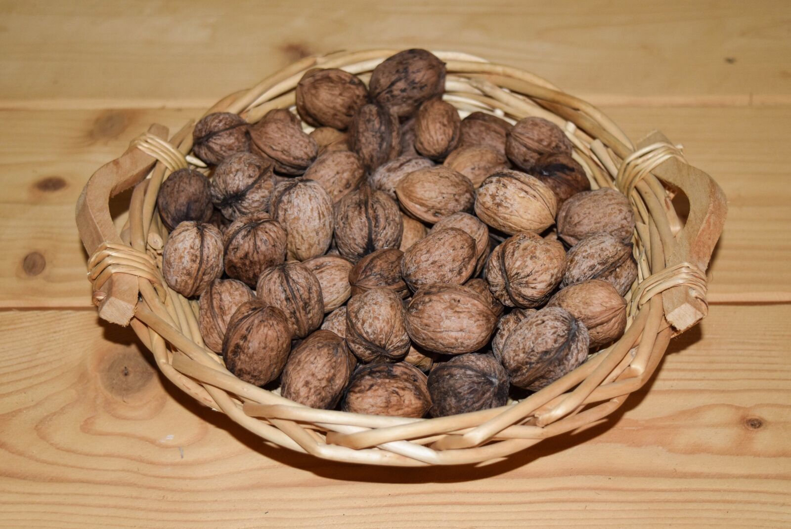 Nikon D5500 sample photo. Walnut, walnuts, food photography