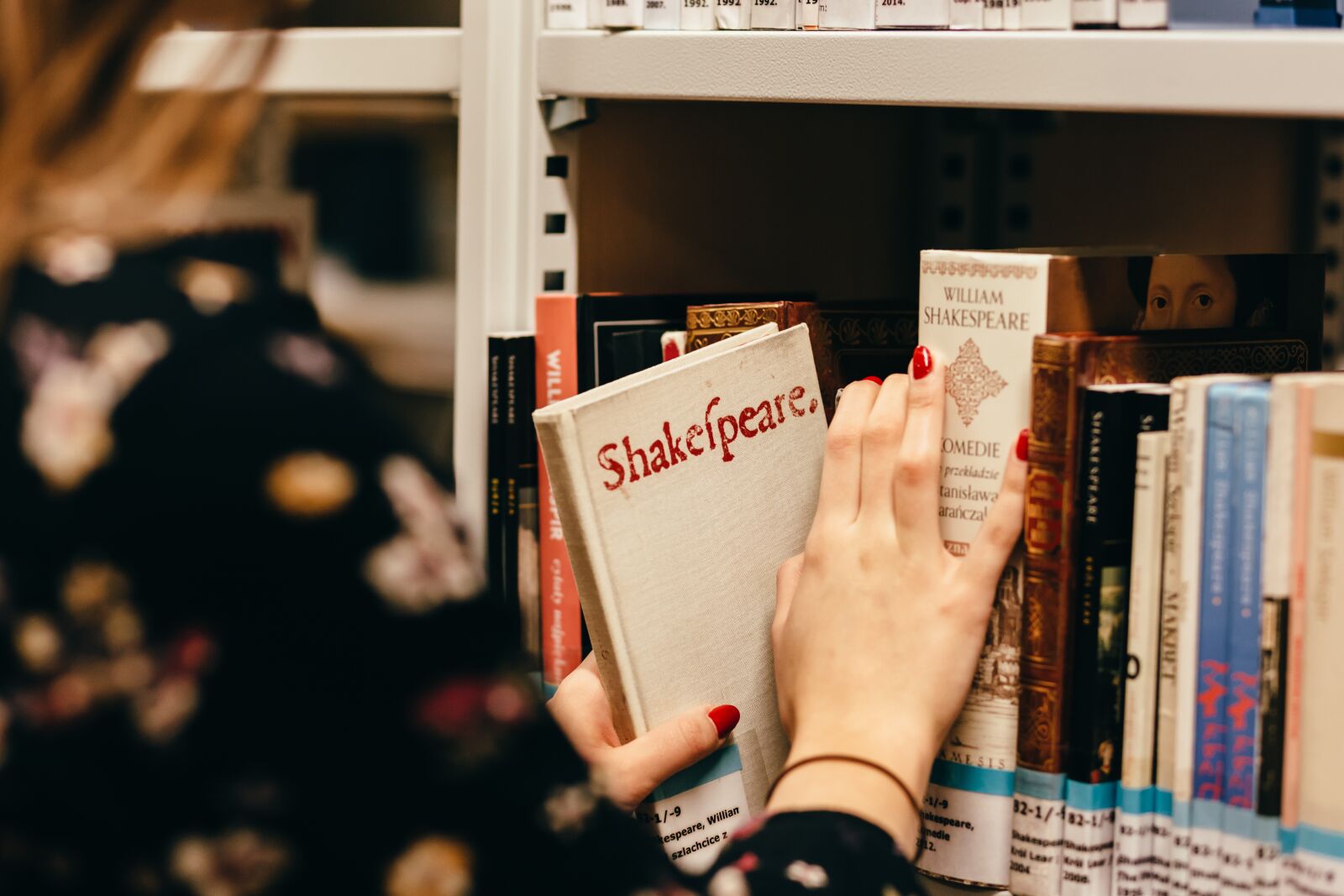 Canon EF 85mm F1.8 USM sample photo. Book, shelf, library photography