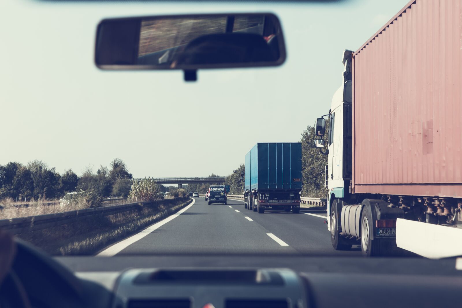 Canon EF 24-70mm F2.8L II USM sample photo. Highway, crash barriers, vehicles photography