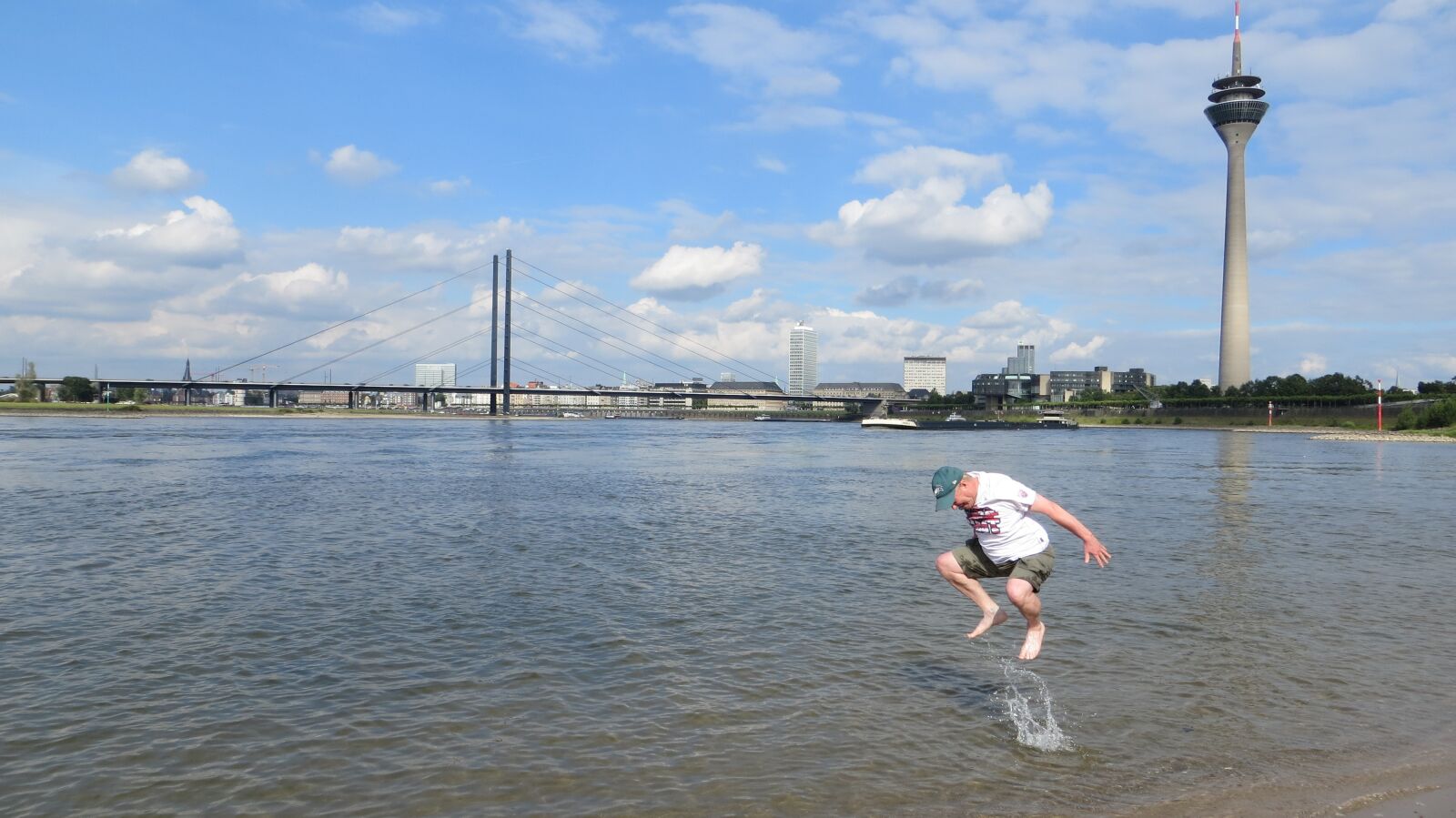 Canon PowerShot SX260 HS sample photo. Düsseldorf, jump, rhine photography