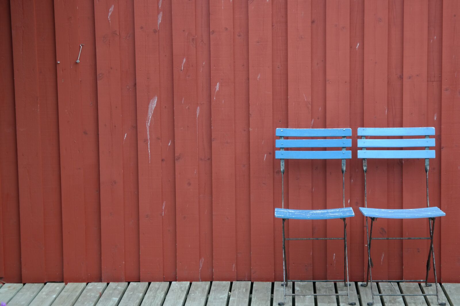 Samsung NX300 sample photo. Wall, wooden wall, red photography