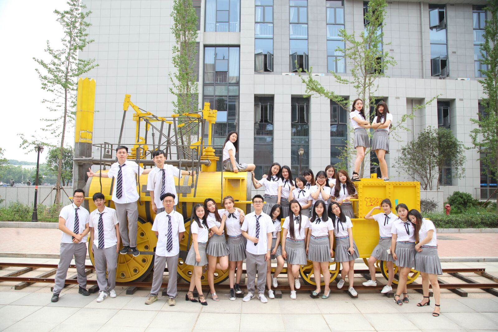 Canon EOS 5D Mark II sample photo. Senior year, character, campus photography