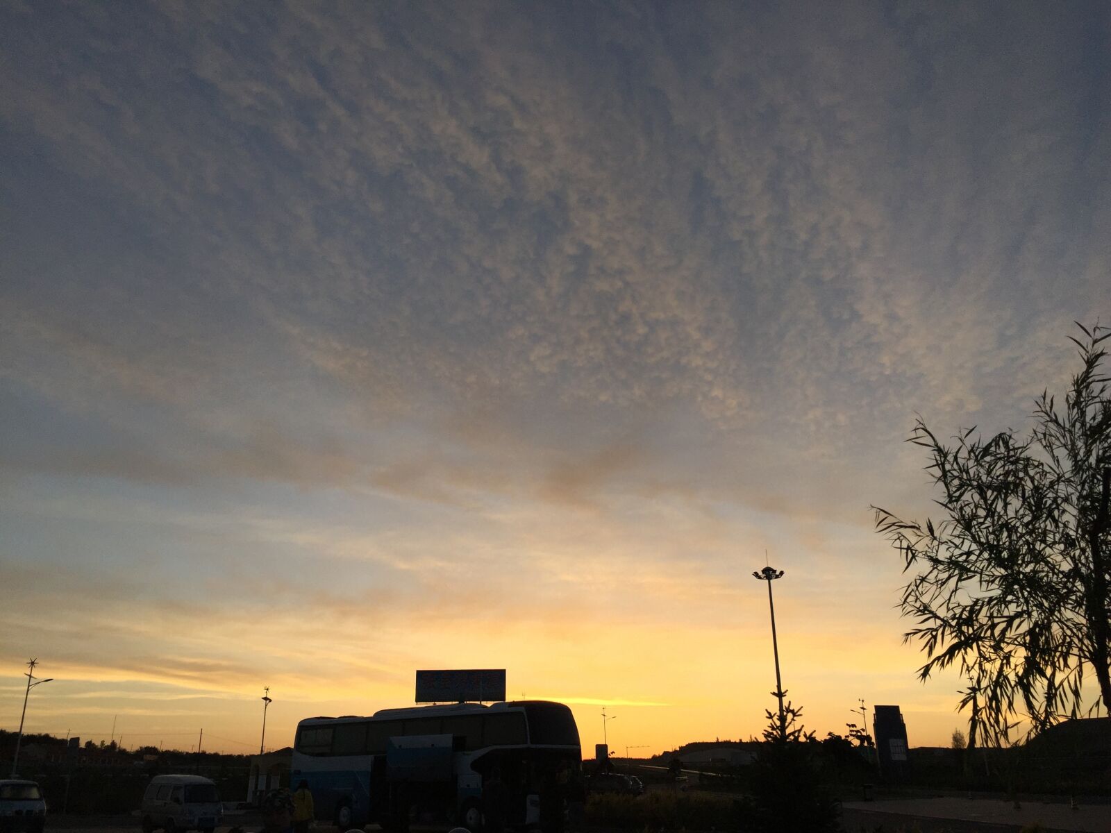 iPhone 6 back camera 4.15mm f/2.2 sample photo. 夕阳, 大巴车, 车子 photography