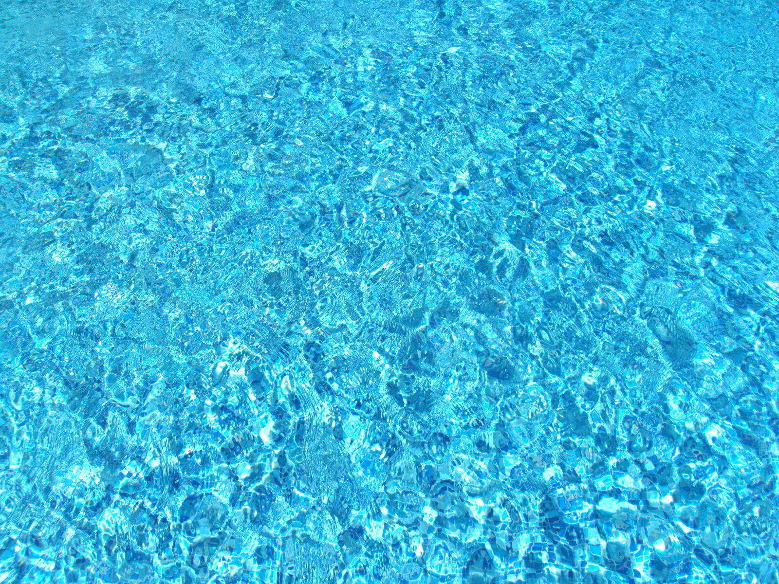Sony DSC-S950 sample photo. Water, pool, swimming photography