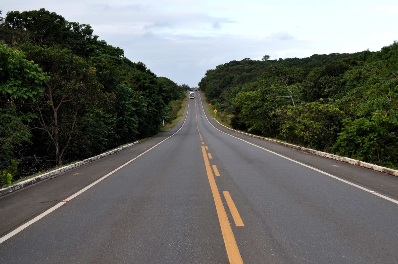 Nikon D5000 sample photo. Highway, full, dotted, line photography