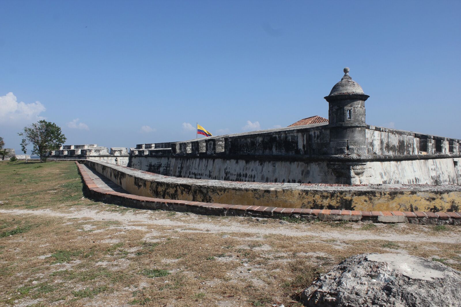 Canon EOS 550D (EOS Rebel T2i / EOS Kiss X4) sample photo. Cartagena, colombia, strong military photography