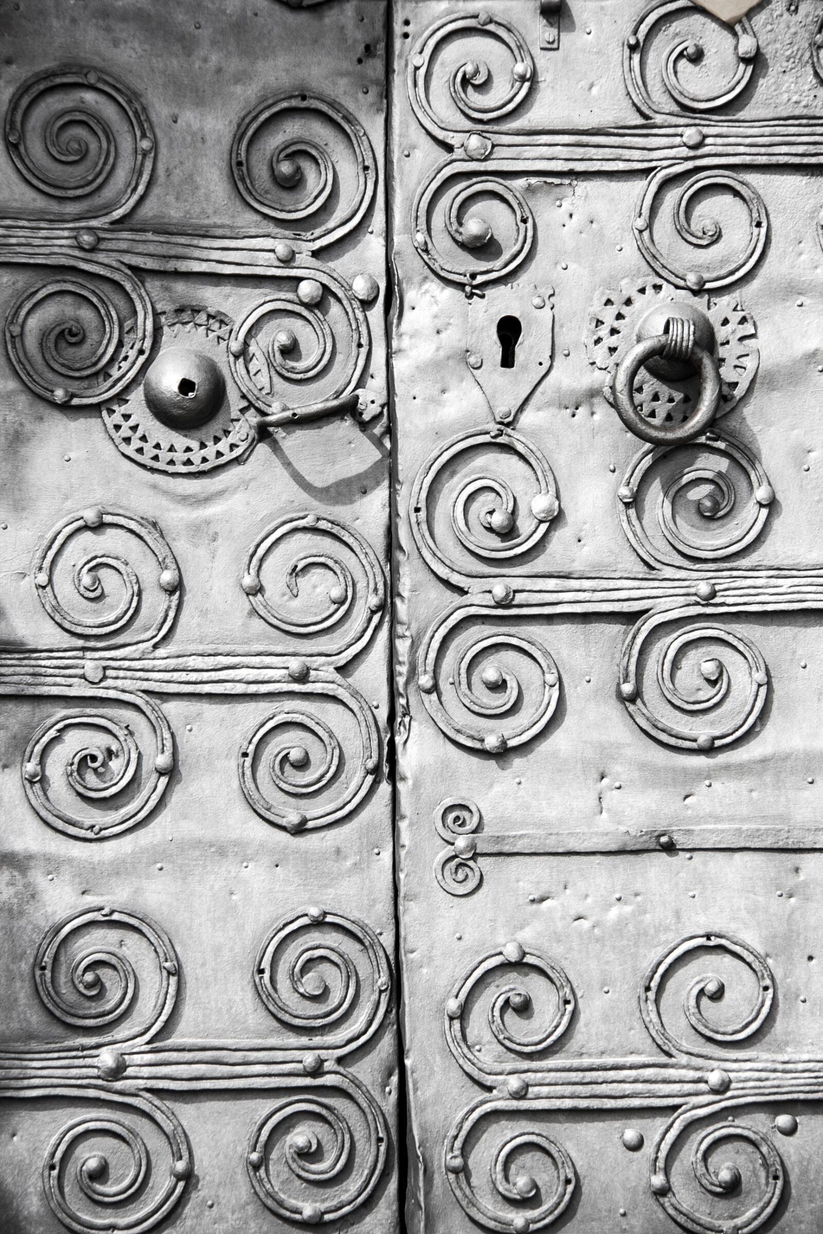 Canon EF-S 18-200mm F3.5-5.6 IS sample photo. Door, iron gate, old photography