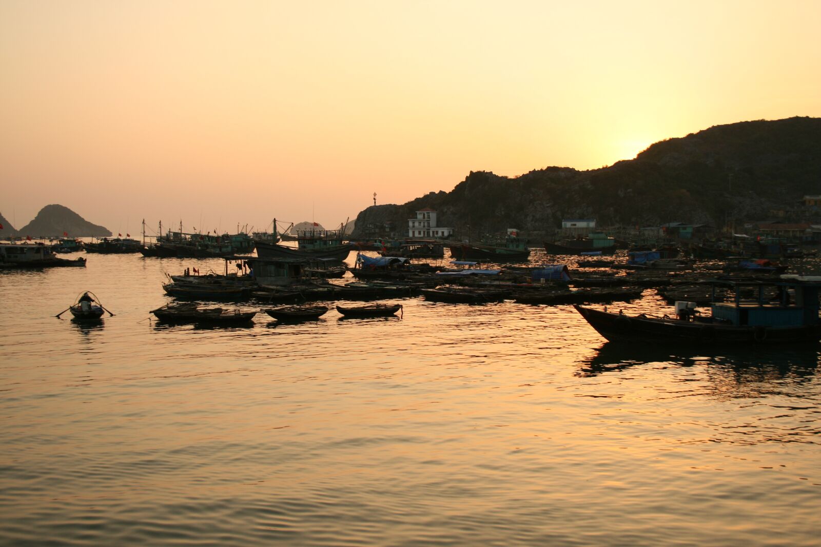 Canon EOS 400D (EOS Digital Rebel XTi / EOS Kiss Digital X) sample photo. Sunset, asia, sea photography