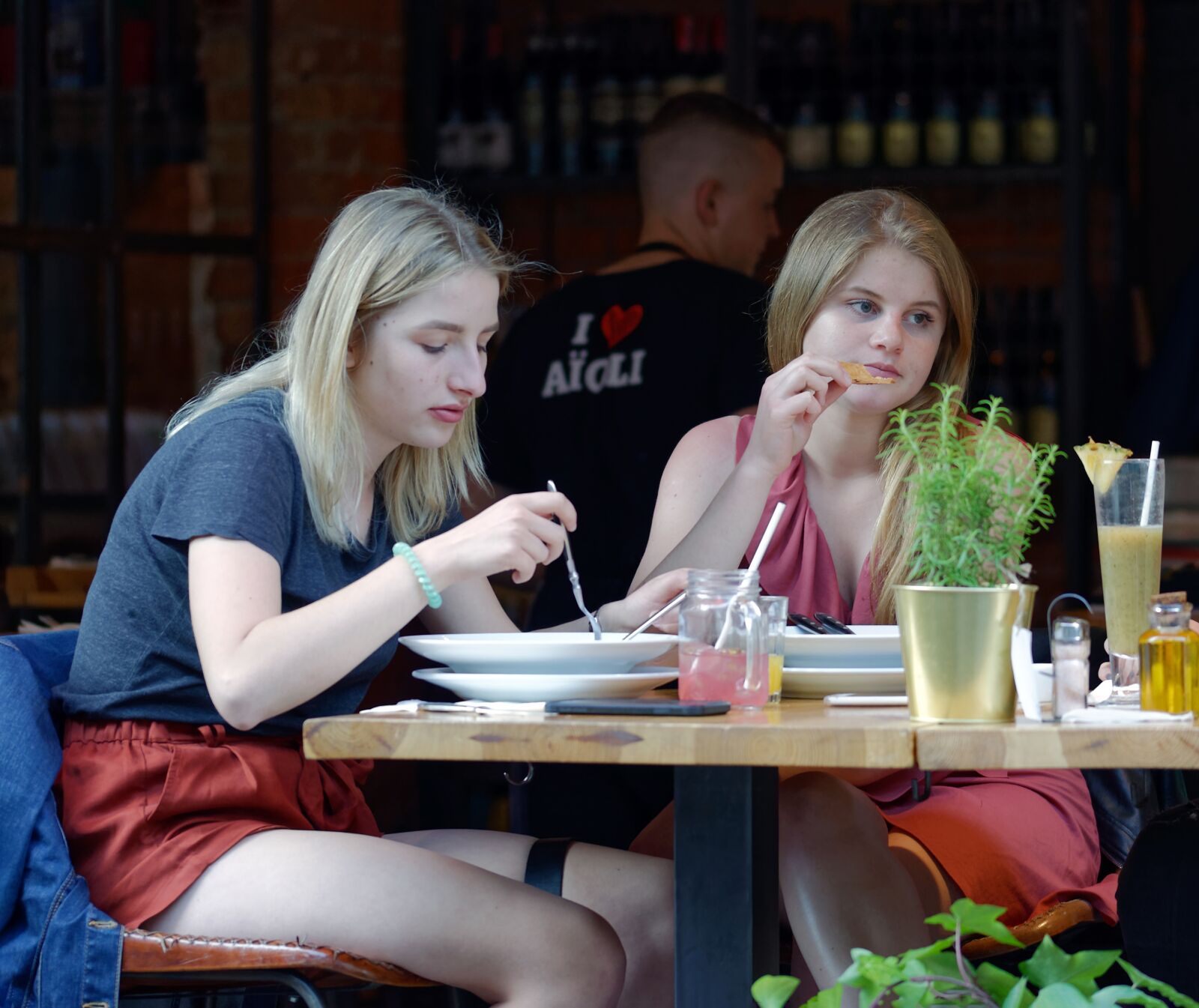 Nikon D5100 sample photo. Girls, young, restaurant photography