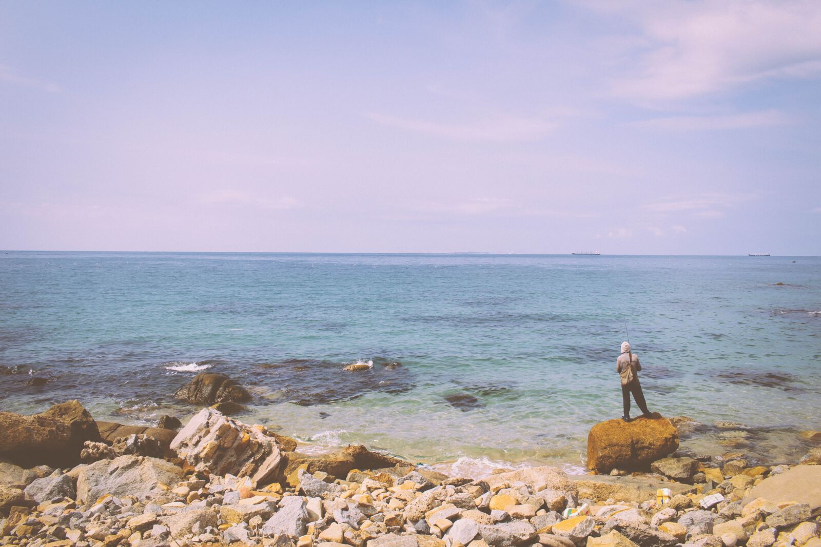 Canon EOS 700D (EOS Rebel T5i / EOS Kiss X7i) sample photo. Sea, man, fish photography