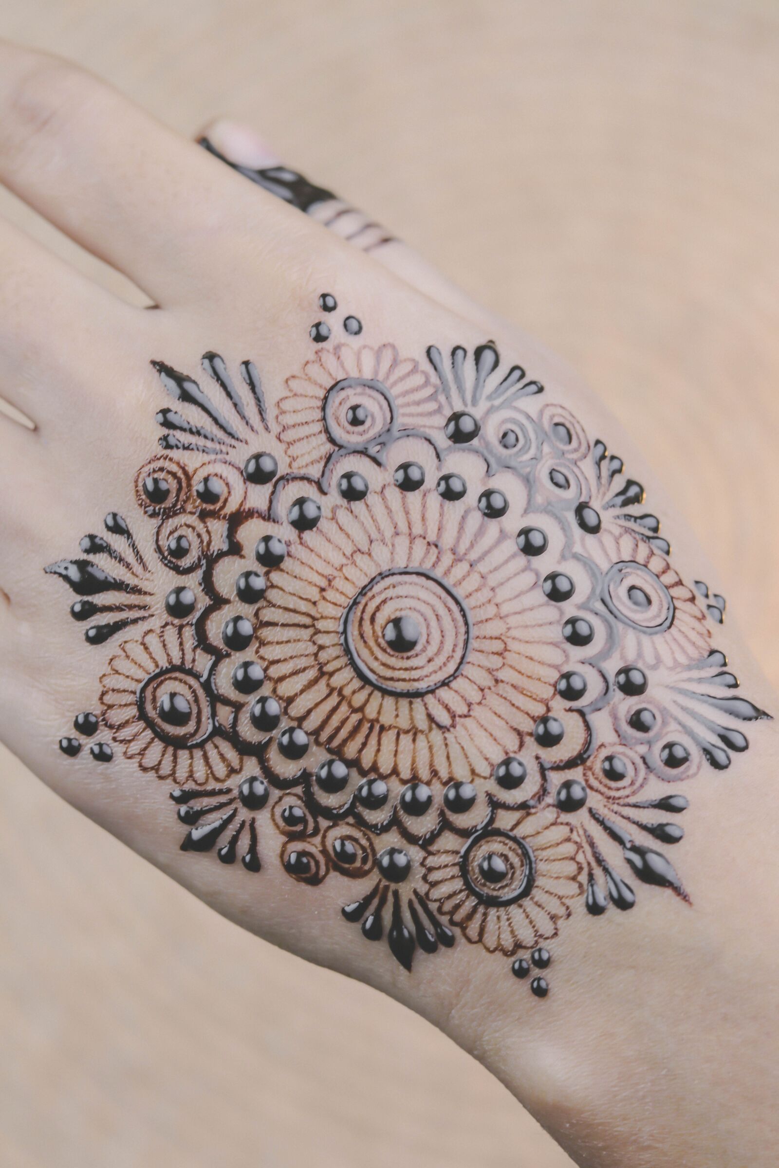 Canon EOS 80D + Canon EF 50mm F1.8 STM sample photo. Henna, hands, mehendi photography