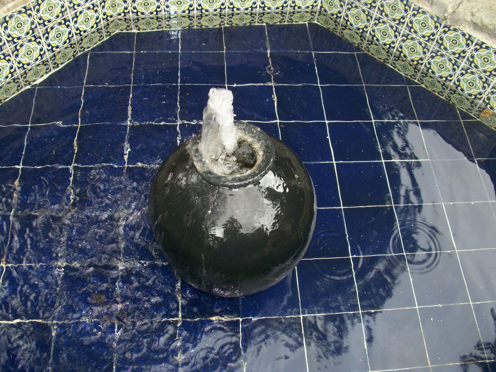 Kodak EASYSHARE M340 DIGITAL CAMERA sample photo. Fountain, water, black photography