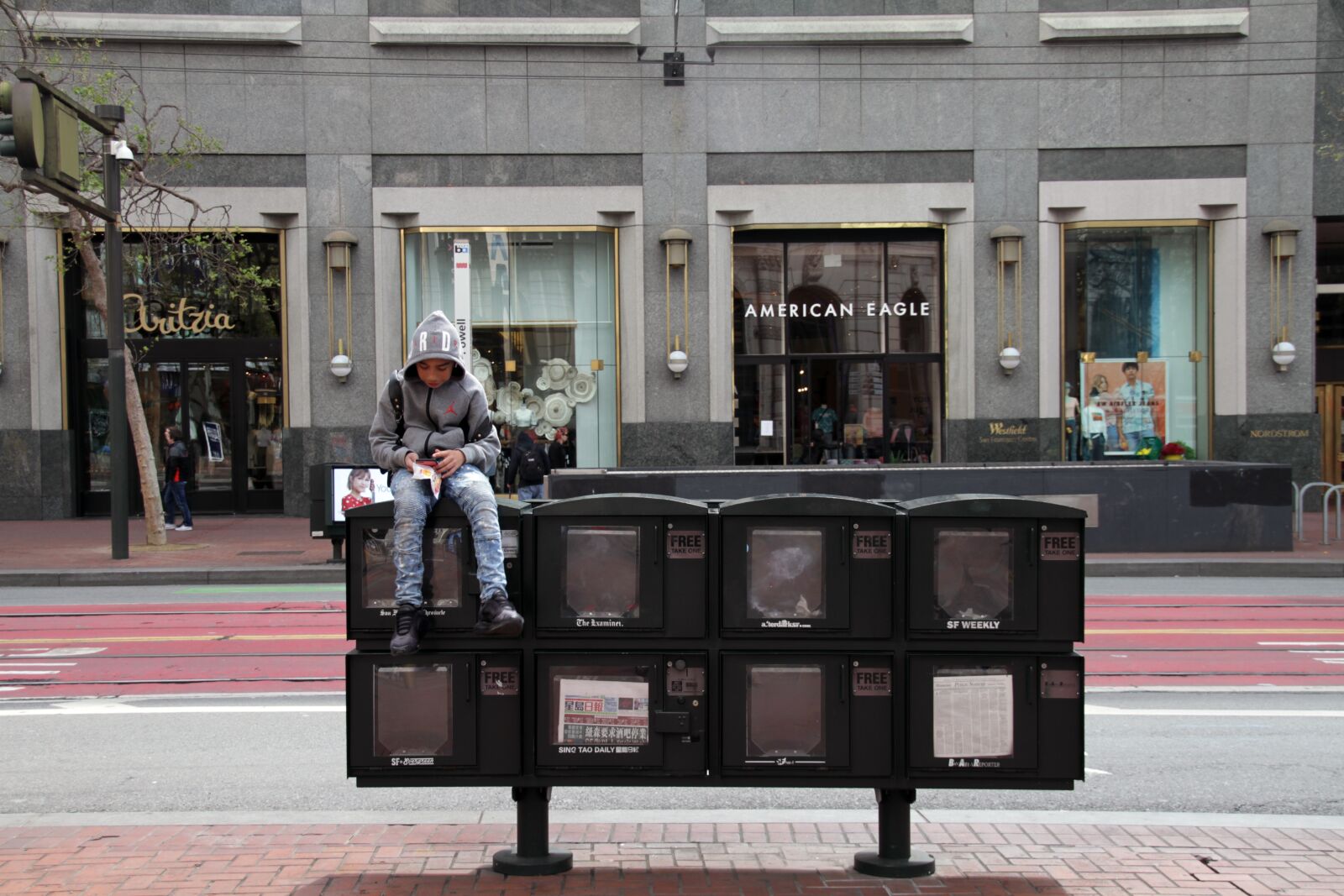 Canon EOS 7D sample photo. Boy, reading, newspaper photography