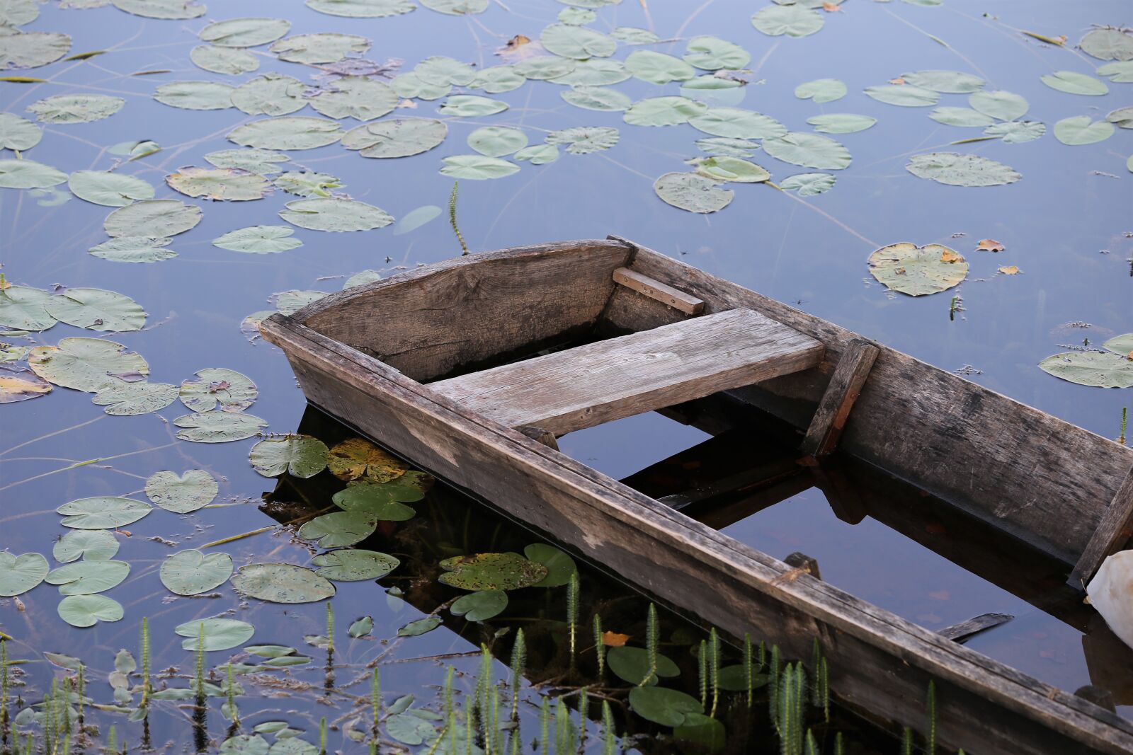 Canon EF 70-300 F4-5.6 IS II USM sample photo. Wooden boat, lake, reflection photography