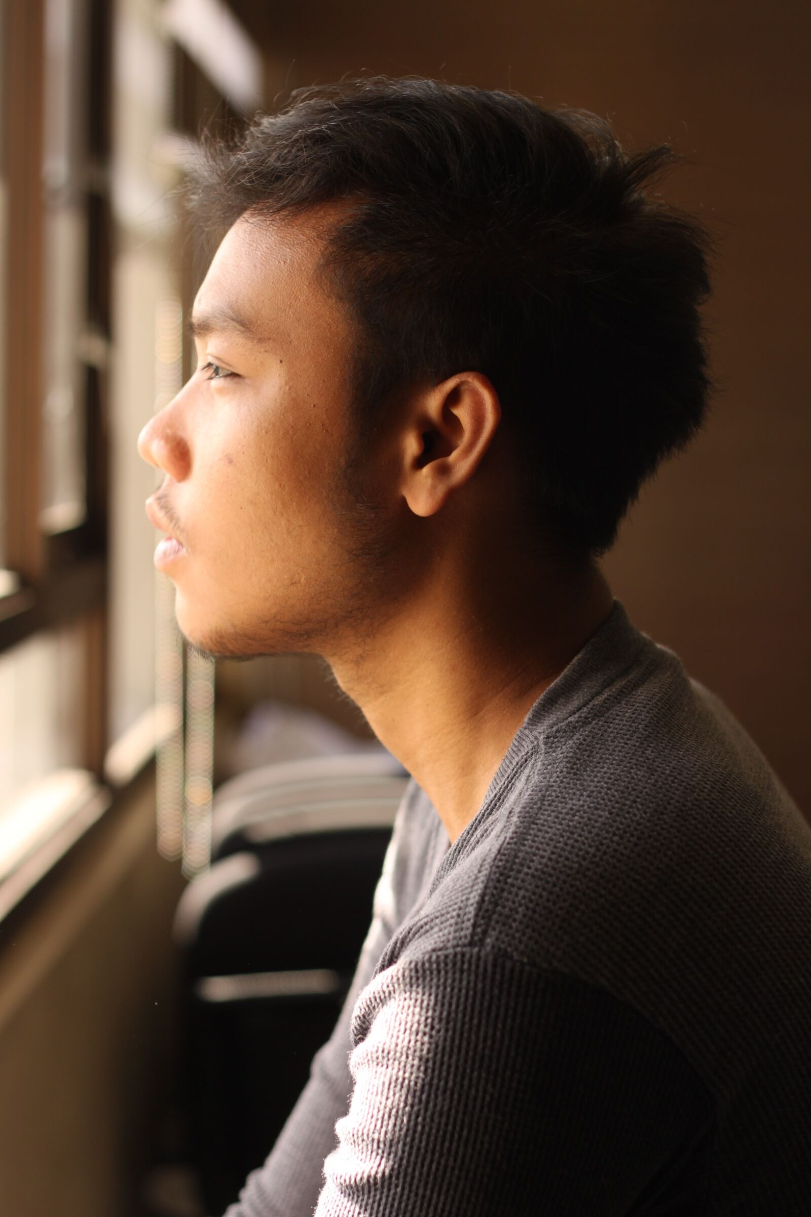 Canon EOS 500D (EOS Rebel T1i / EOS Kiss X3) sample photo. Stare, office, window photography