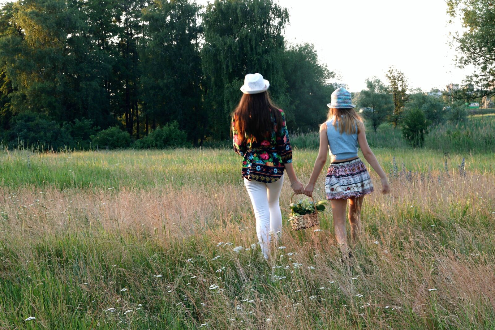 Canon EF 24-70mm F2.8L II USM sample photo. Girls, basket, stroll photography
