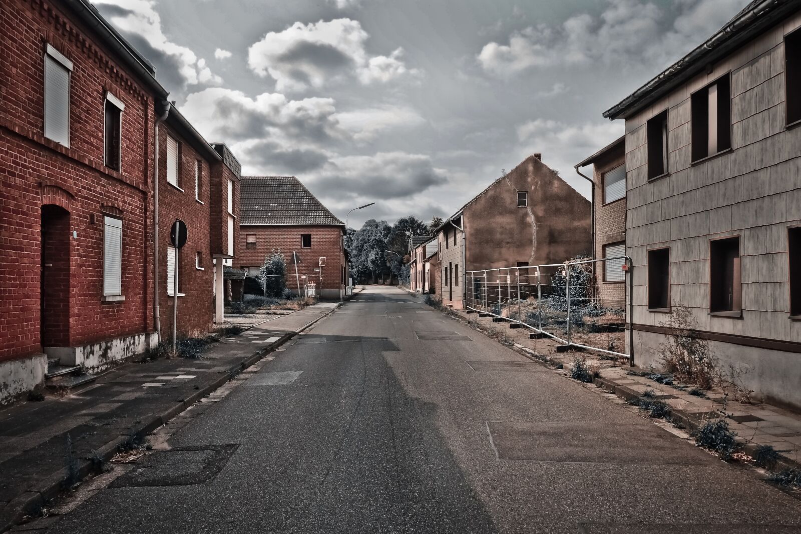 Olympus OM-D E-M10 sample photo. Lost places, houses, abandoned photography