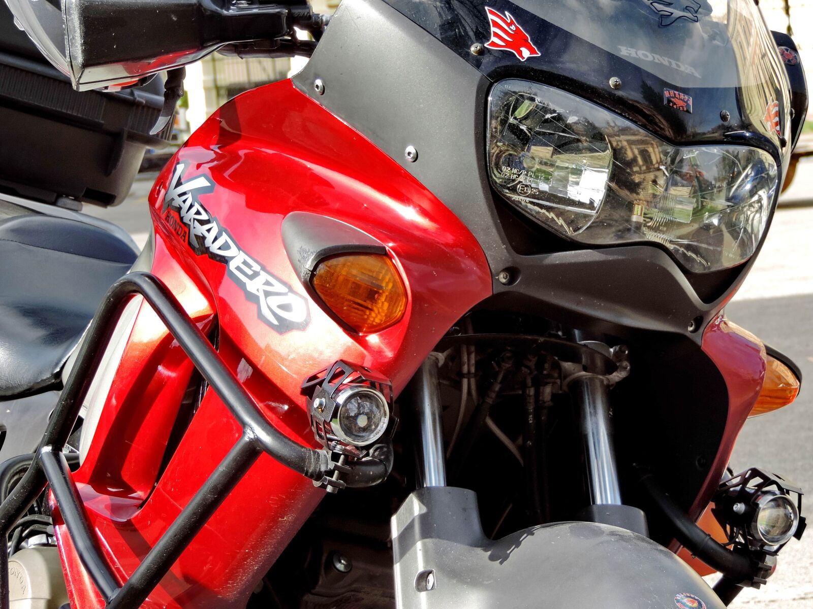 Nikon Coolpix P520 sample photo. Headlight, motorcycle, red, seat photography