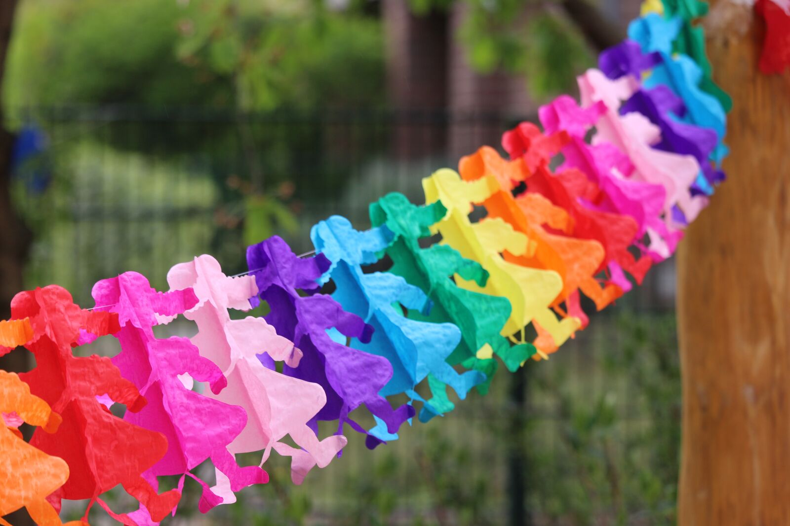 Canon EOS 700D (EOS Rebel T5i / EOS Kiss X7i) sample photo. Garland, garden party, garden photography