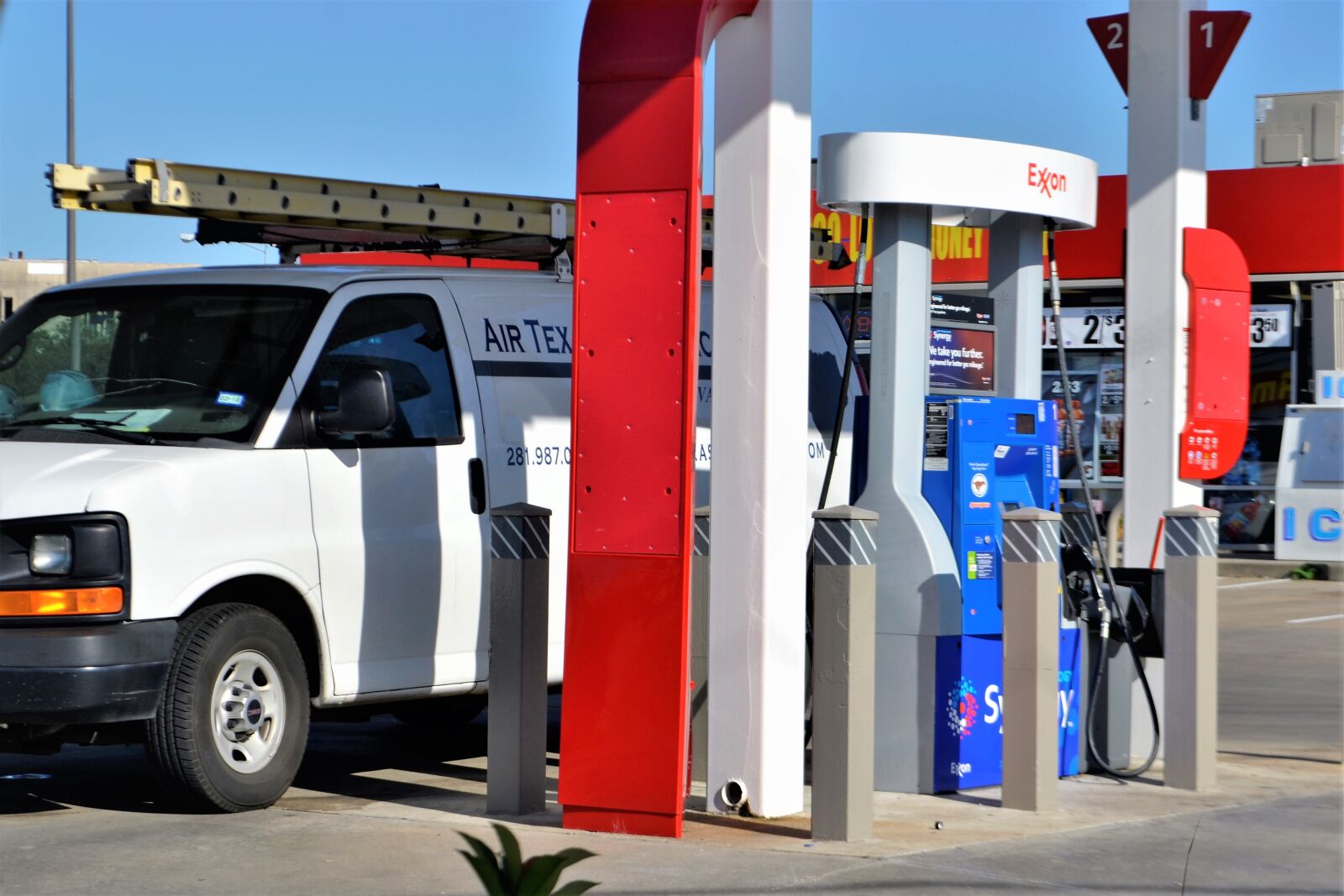 Nikon D3100 sample photo. Independent contractor, gas station photography