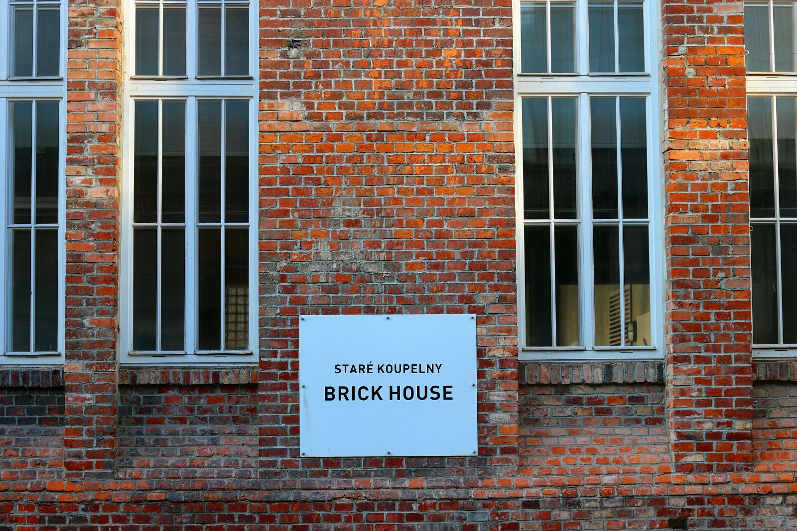 Canon EOS 77D (EOS 9000D / EOS 770D) + Canon EF 50mm F1.8 STM sample photo. Building, history, sign photography
