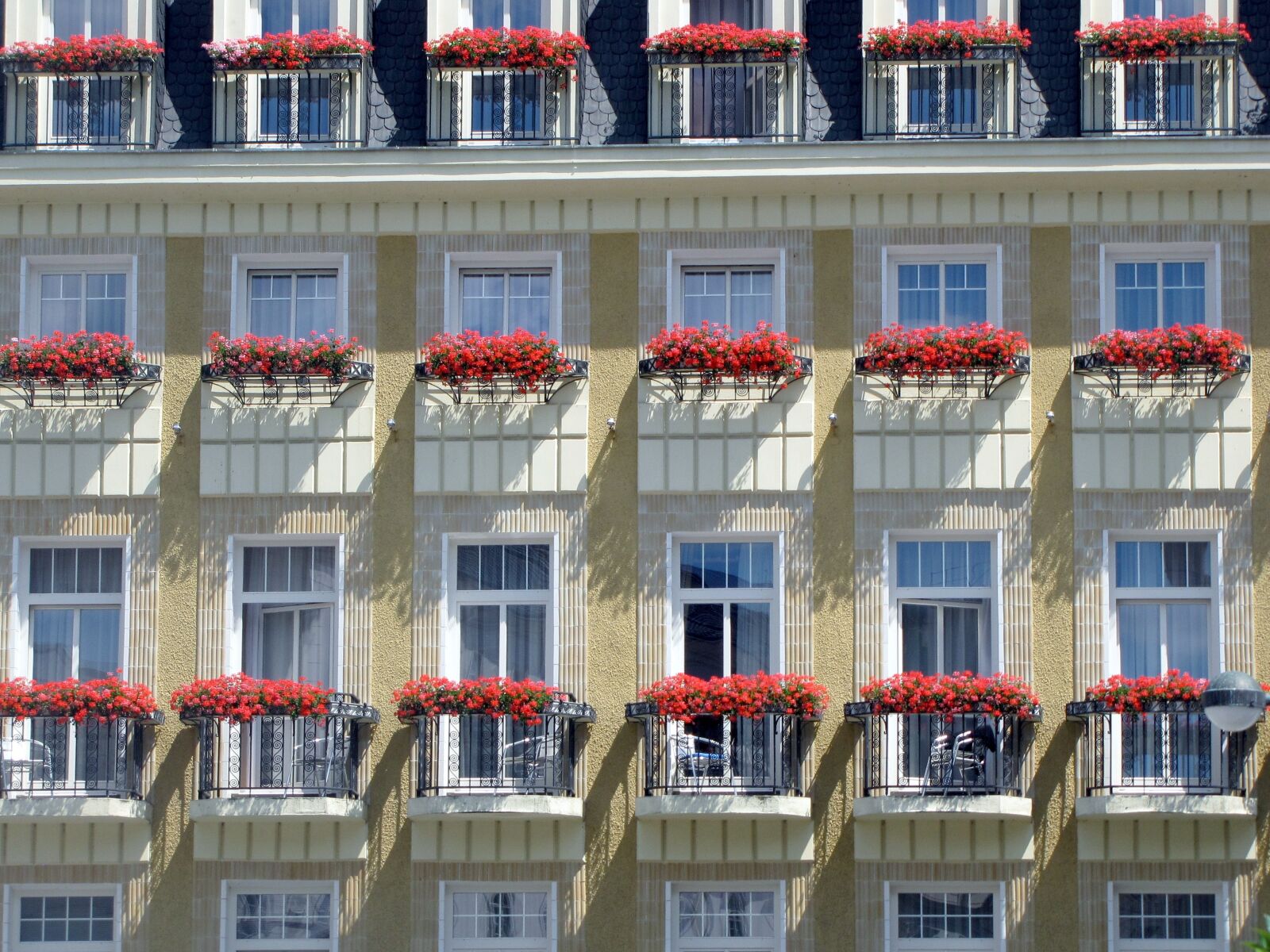 Canon PowerShot SX10 IS sample photo. Facade, balconies, flowers photography