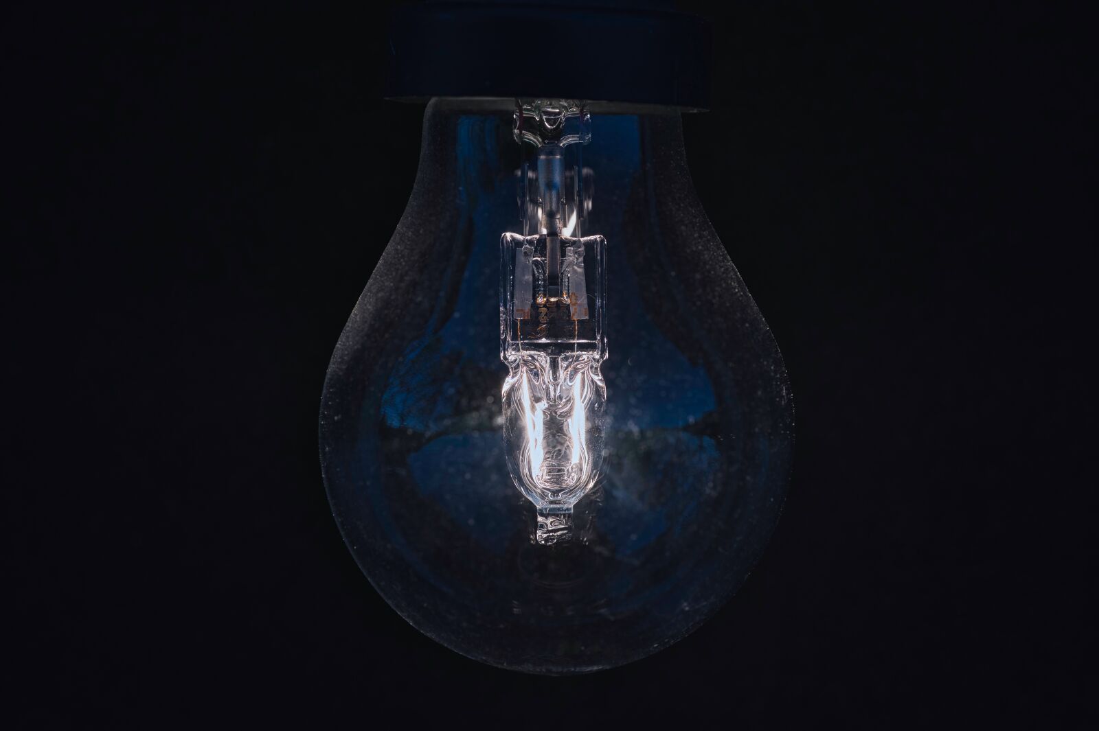 Nikon Nikkor Z 85mm F1.8 S sample photo. Light bulb, lamp, light photography