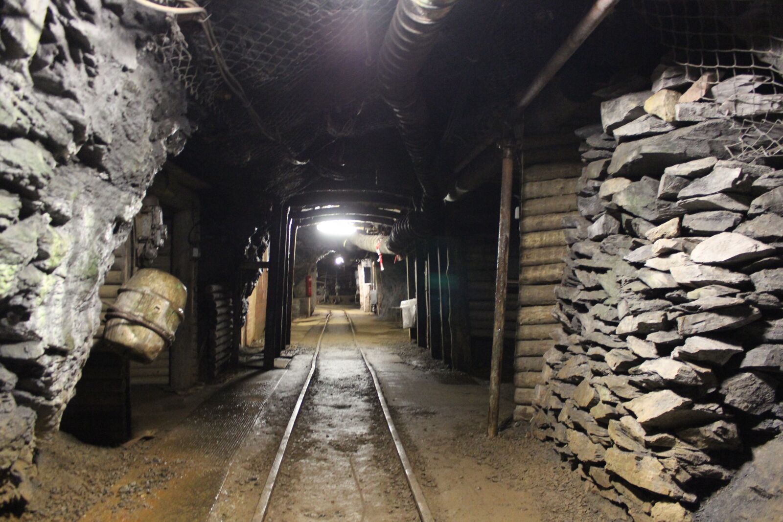 Canon EOS 600D (Rebel EOS T3i / EOS Kiss X5) sample photo. Underground, tunnel, accessible photography
