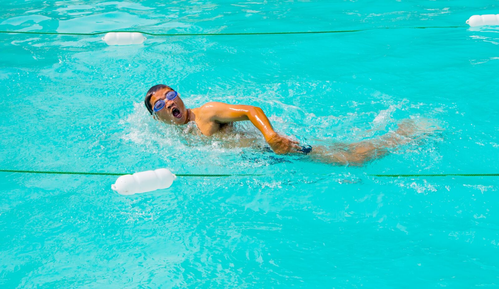 Canon EOS 700D (EOS Rebel T5i / EOS Kiss X7i) sample photo. Can, books, swimming pool photography