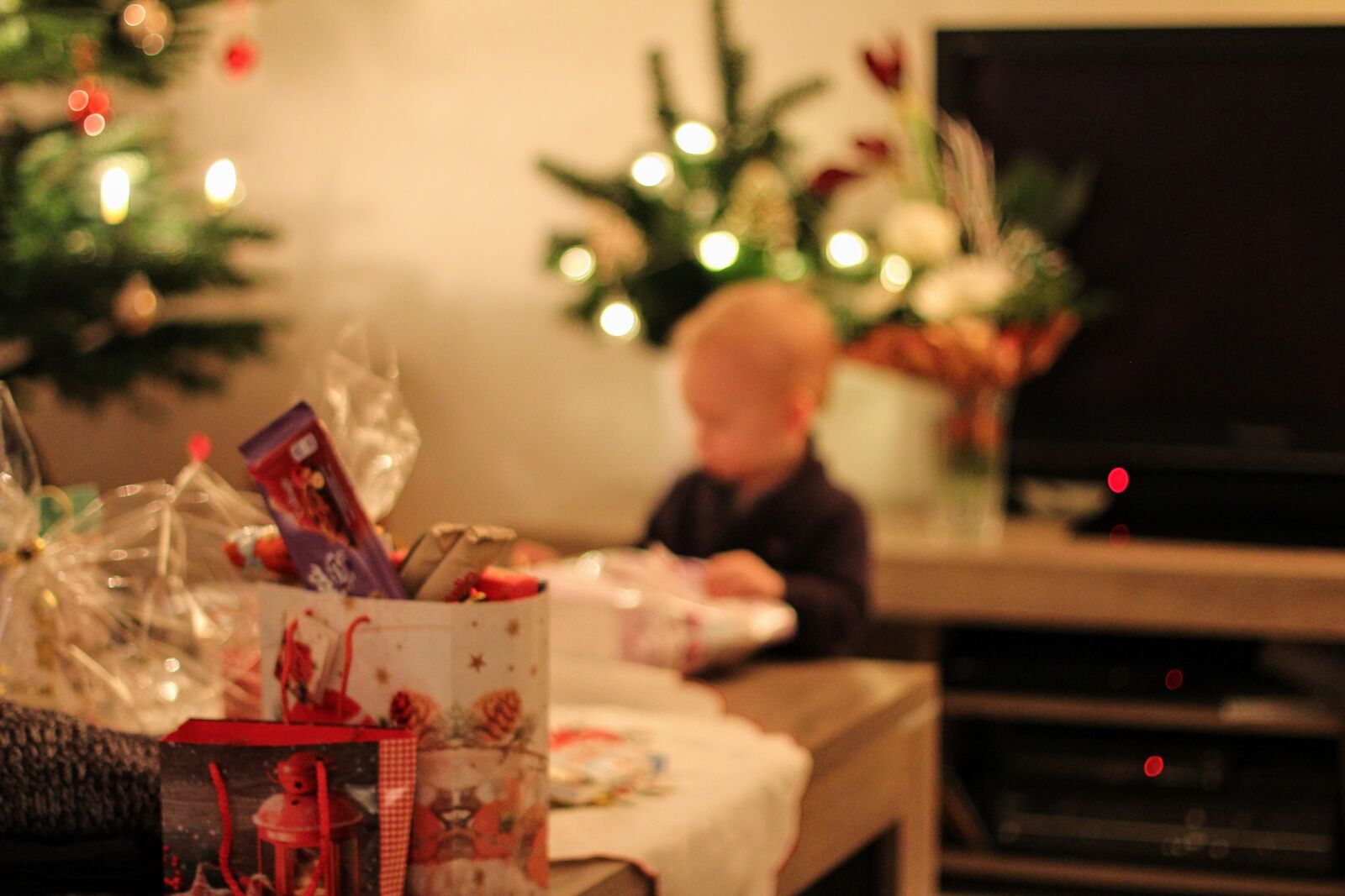 Canon EOS 60D + Canon EF 50mm F1.4 USM sample photo. Christmas, gifts, child photography