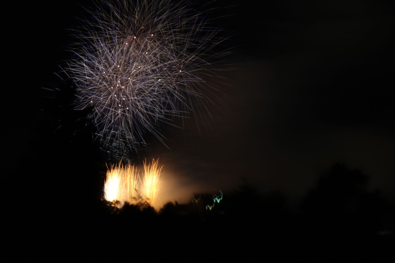 Canon EF-S 55-250mm F4-5.6 IS II sample photo. Edinburgh, explosion, festival, fire photography