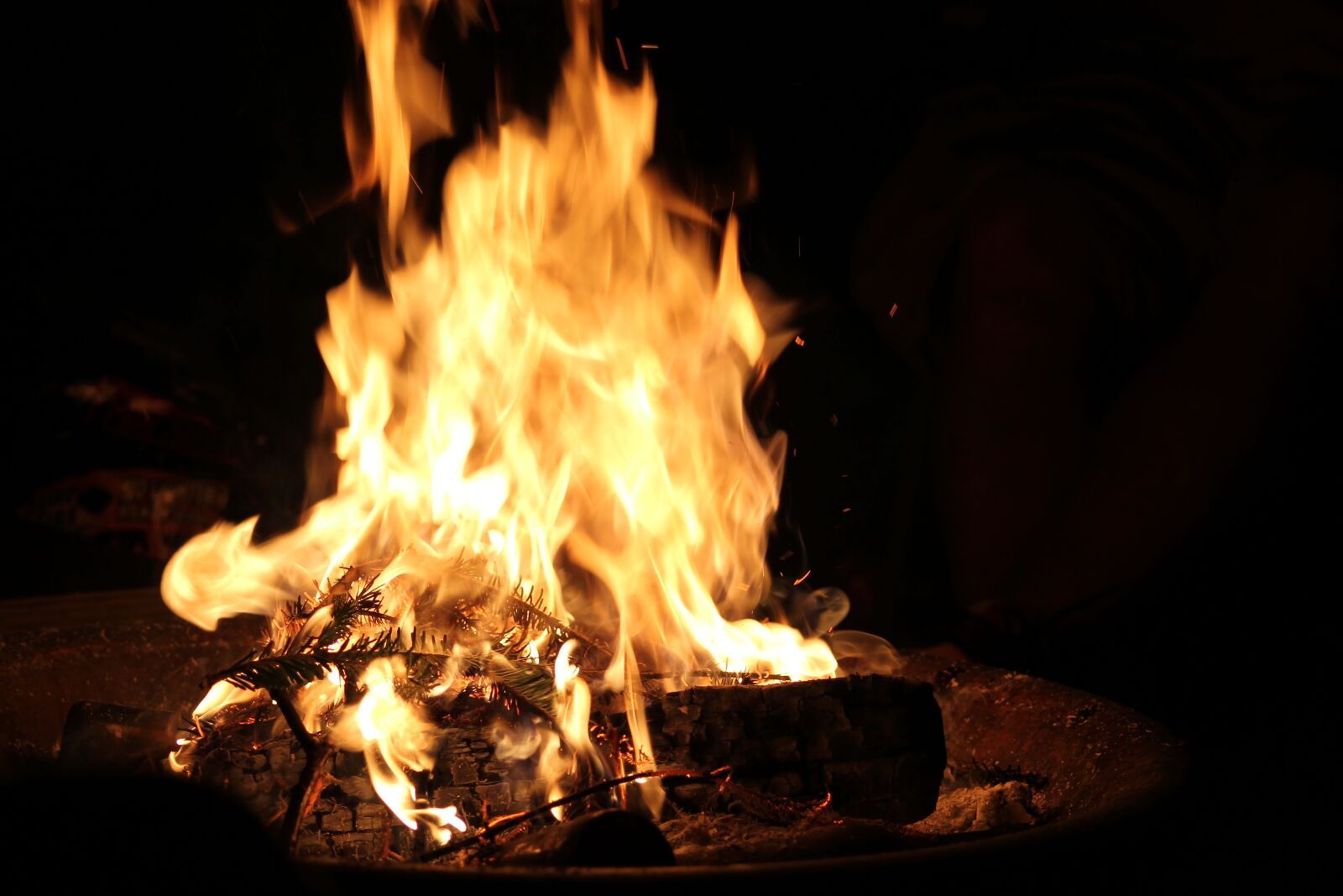 Canon EOS 1100D (EOS Rebel T3 / EOS Kiss X50) + Canon EF 75-300mm f/4-5.6 sample photo. Fire, campfire, flame photography