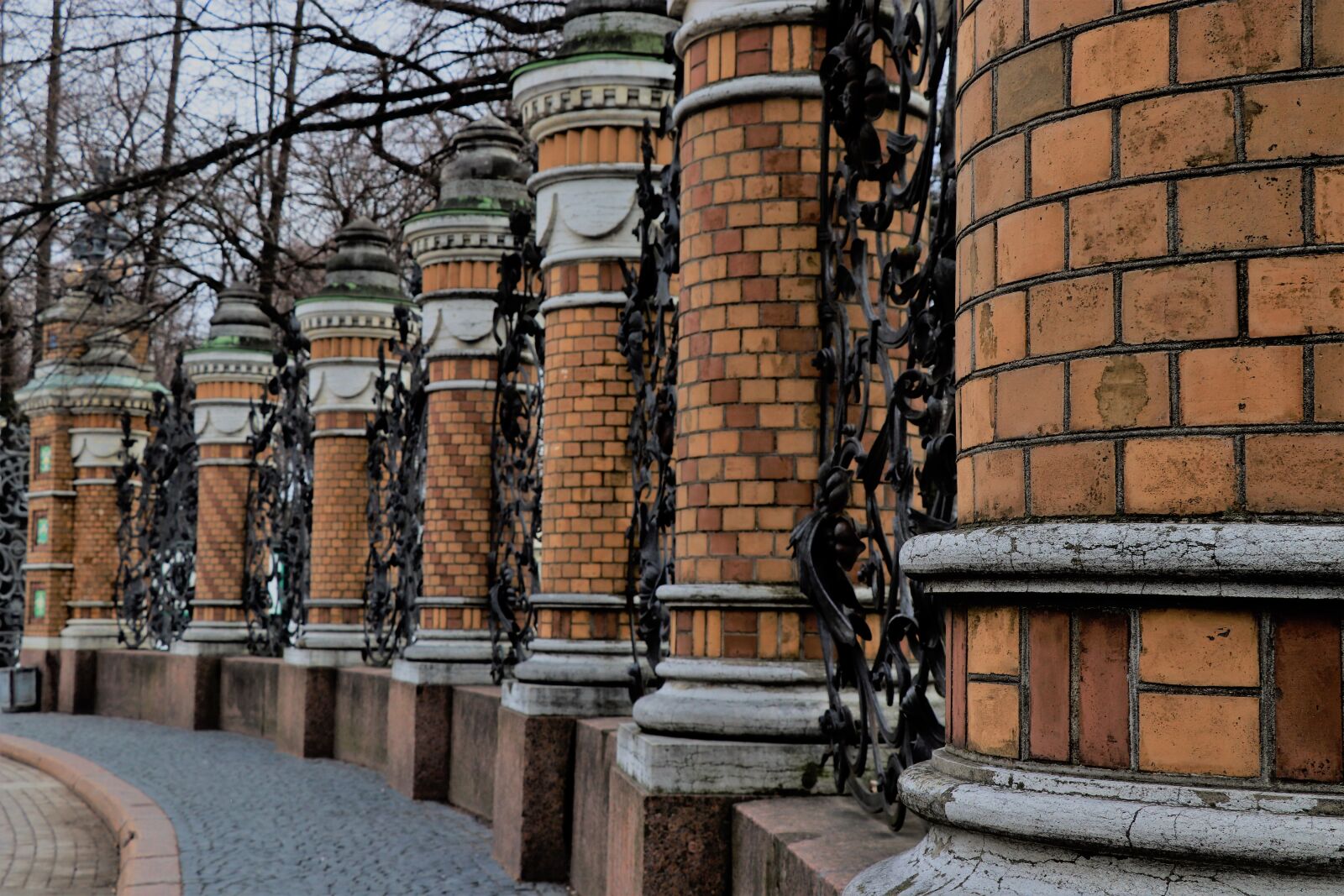 Canon EOS 77D (EOS 9000D / EOS 770D) sample photo. Columns, history, fence photography