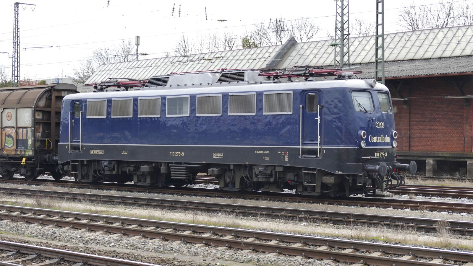 Panasonic Lumix DMC-FZ1000 sample photo. Train, railway, railway station photography