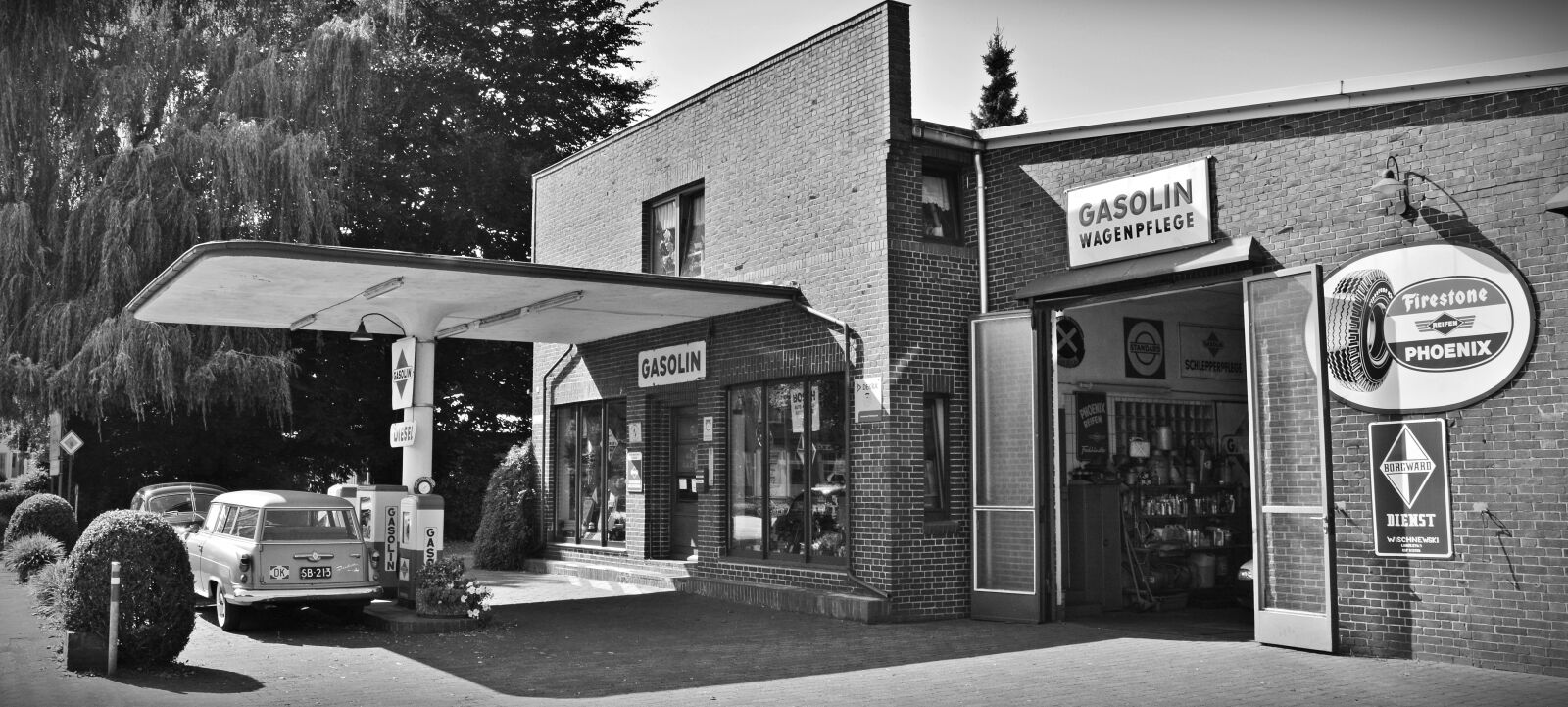 Nikon D5200 sample photo. Petrol stations, oldtimer, factory photography