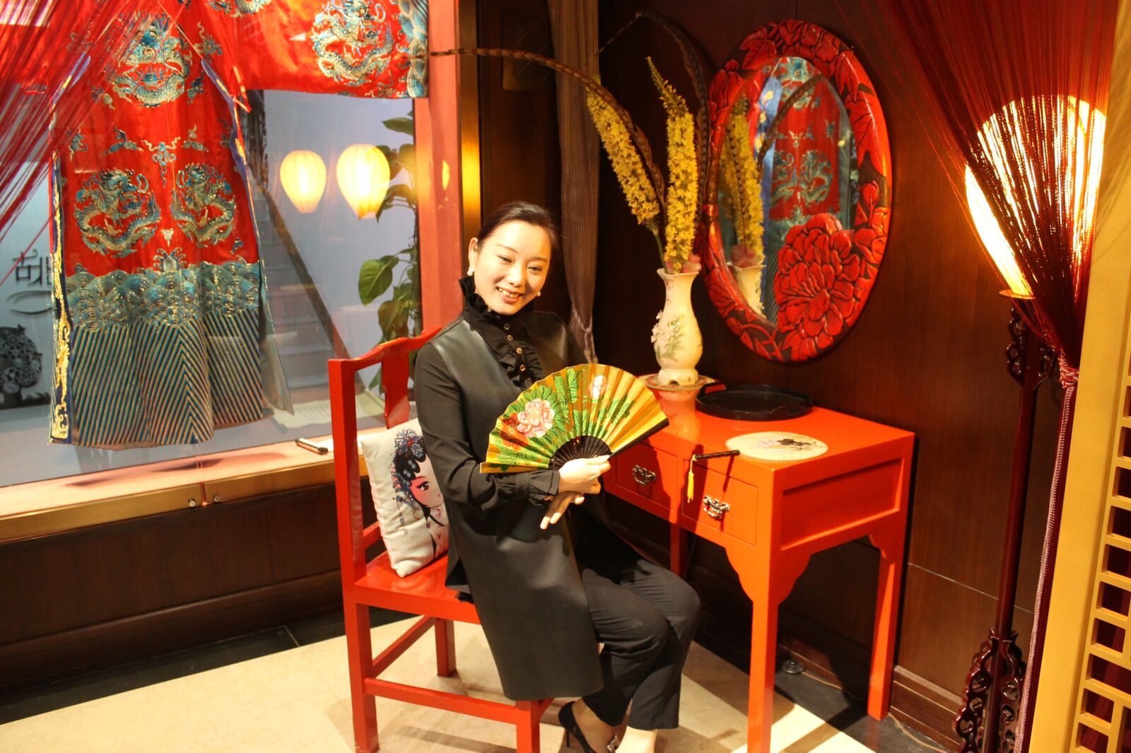 Canon EOS 1100D (EOS Rebel T3 / EOS Kiss X50) sample photo. China, opera, fan photography