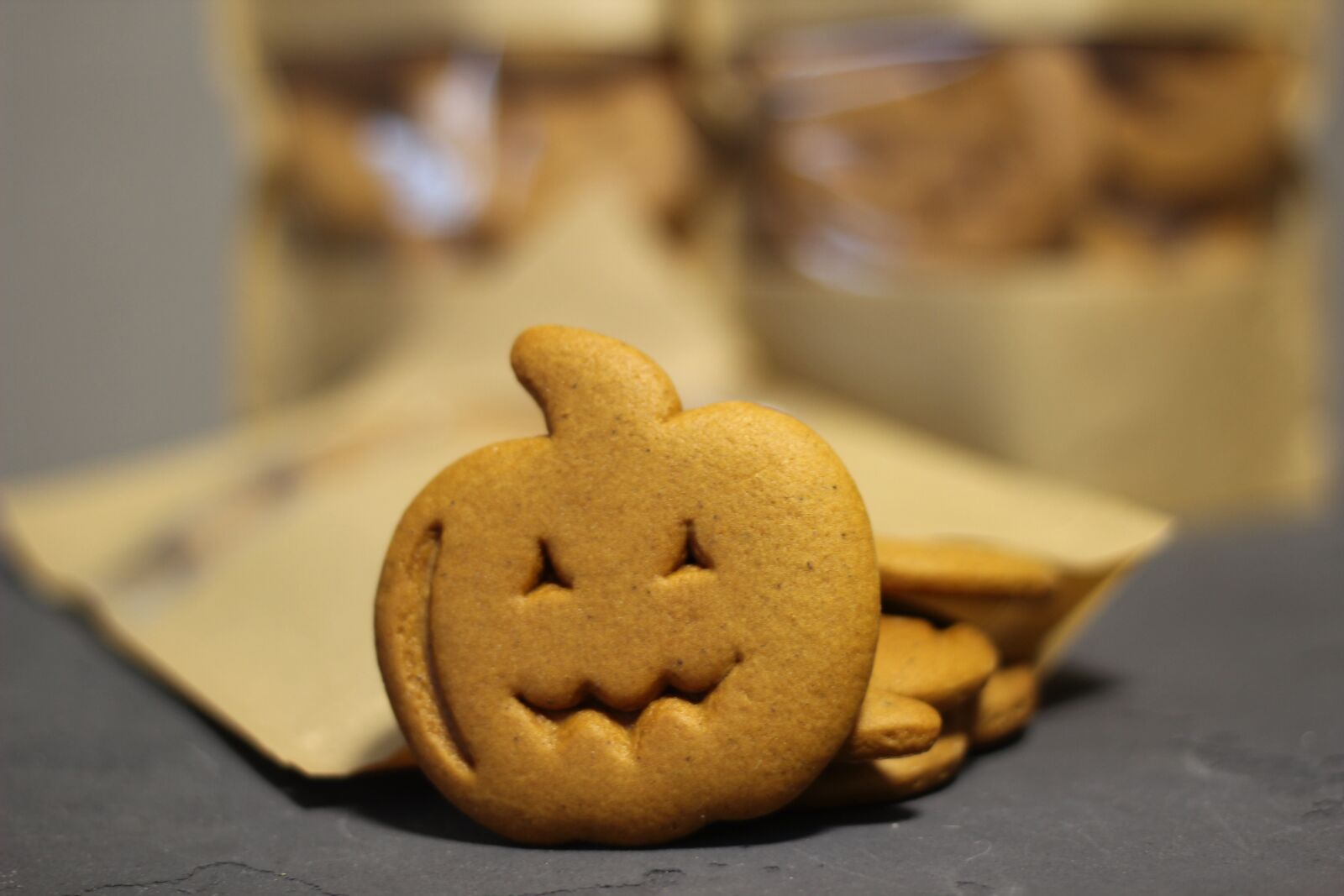 Canon EOS 600D (Rebel EOS T3i / EOS Kiss X5) + Canon EF 50mm F1.8 II sample photo. Halloween, cookies, pumpkin photography