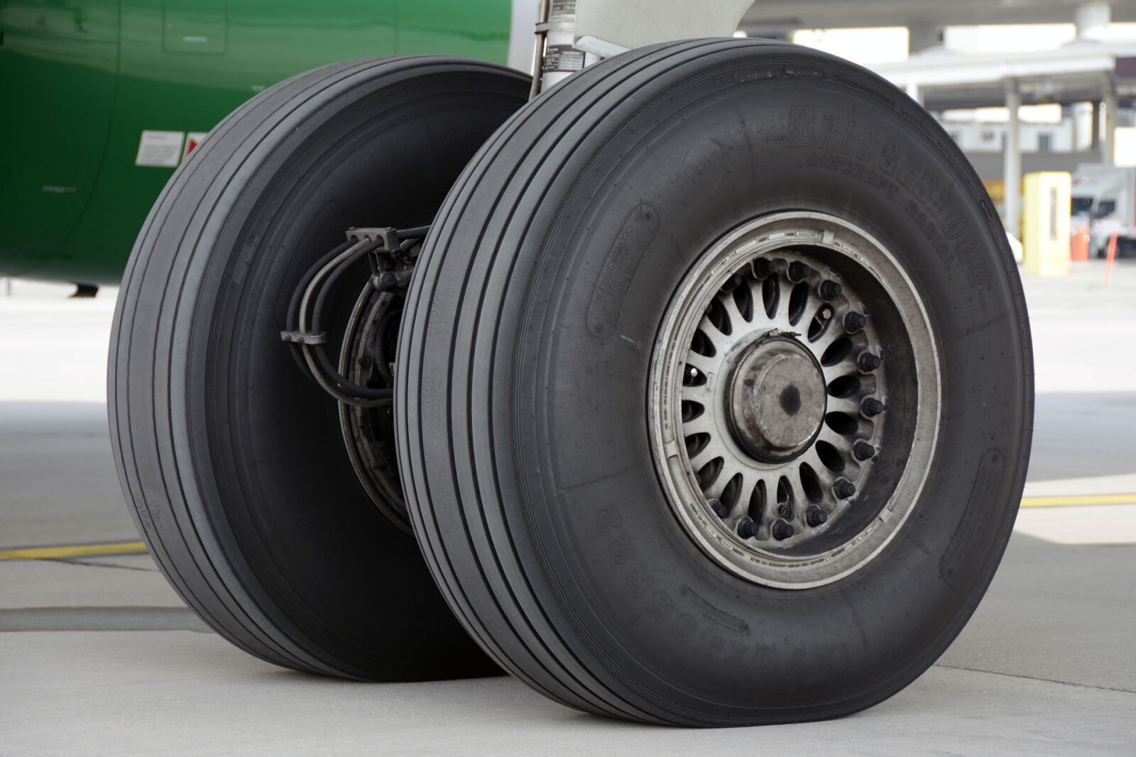Nikon D7100 sample photo. Main landing gear, aircraft photography