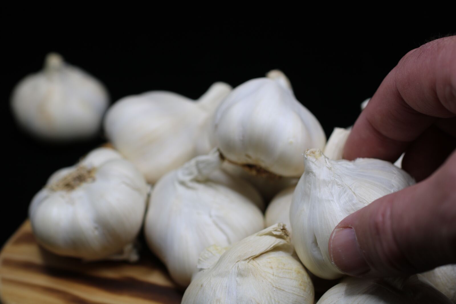 Canon EOS 750D (EOS Rebel T6i / EOS Kiss X8i) sample photo. Garlic, chopping board, white photography