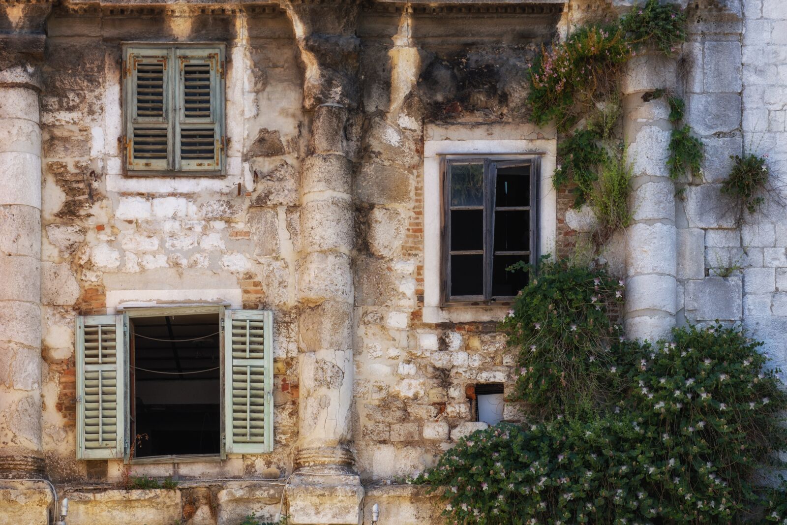 Fujifilm X-T2 + Fujifilm XF 55-200mm F3.5-4.8 R LM OIS sample photo. Window, opening, old photography