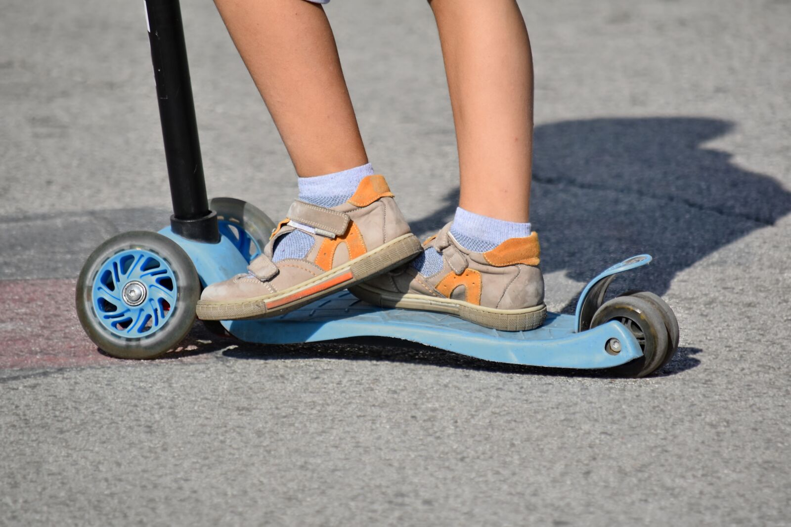 Nikon D5500 sample photo. Asphalt, footwear, sandal, toys photography