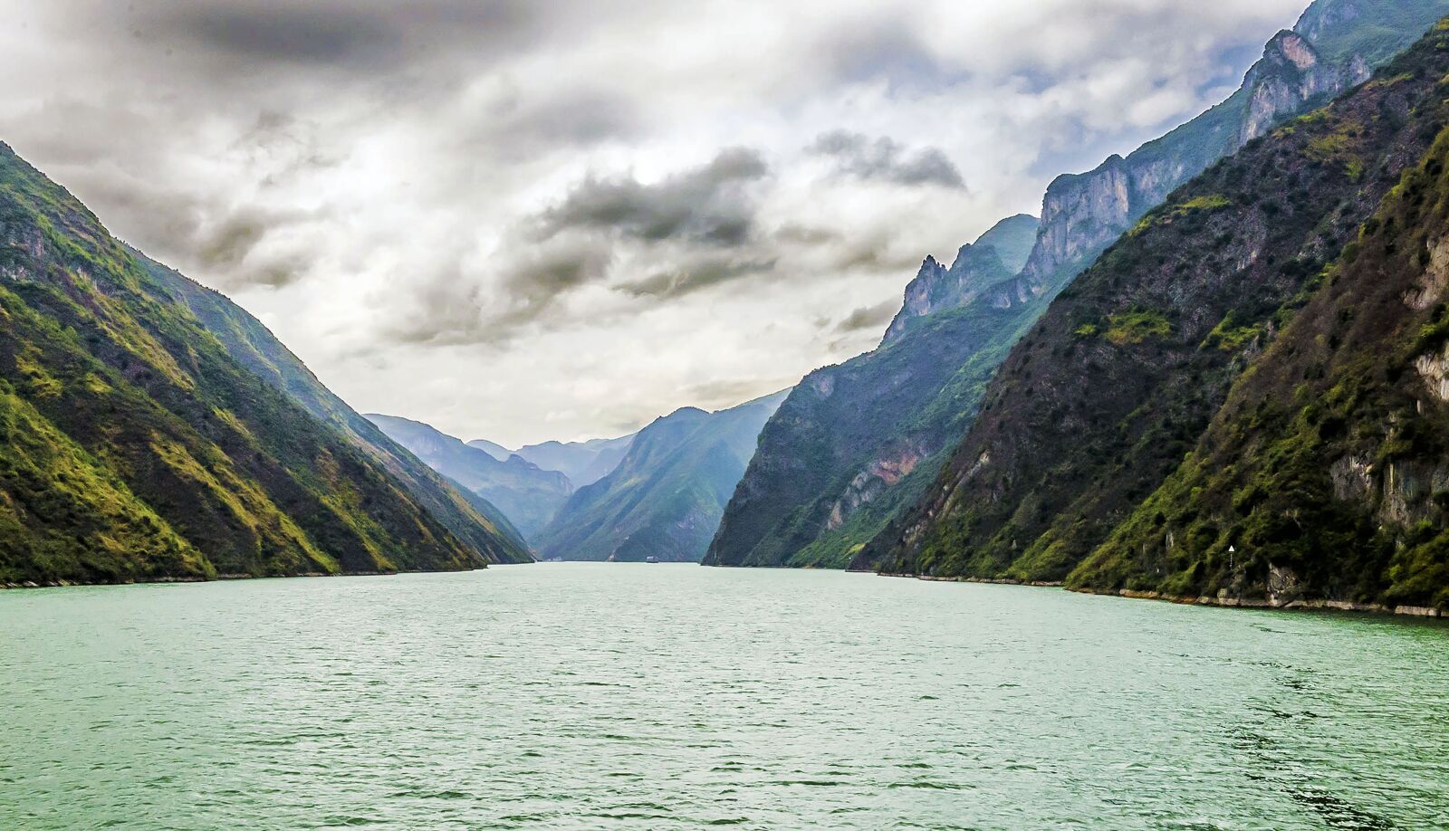 Nikon D610 sample photo. Yangtze, river, mountain photography
