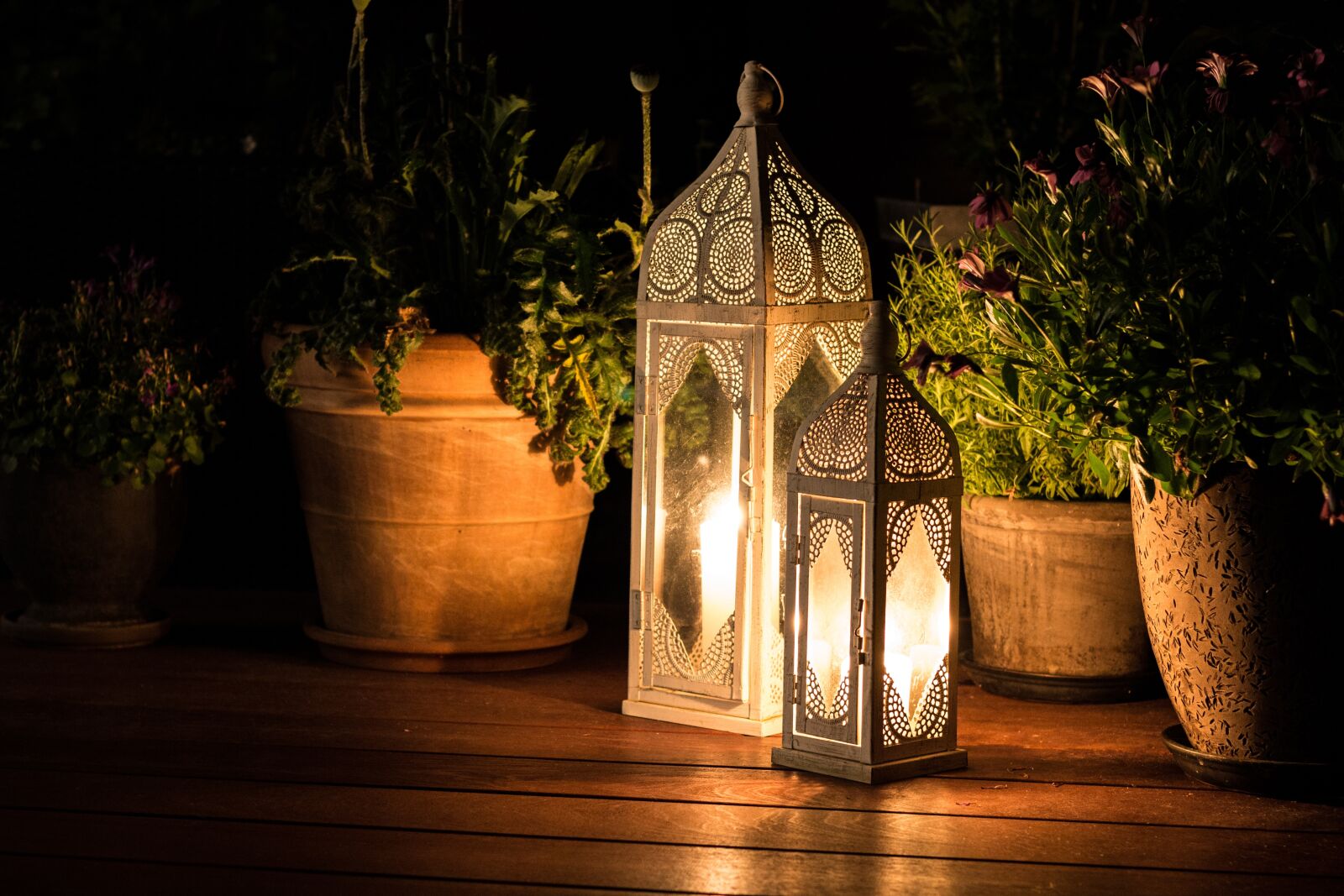 Canon EOS 100D (EOS Rebel SL1 / EOS Kiss X7) sample photo. Cozy, terrace, lanterns photography