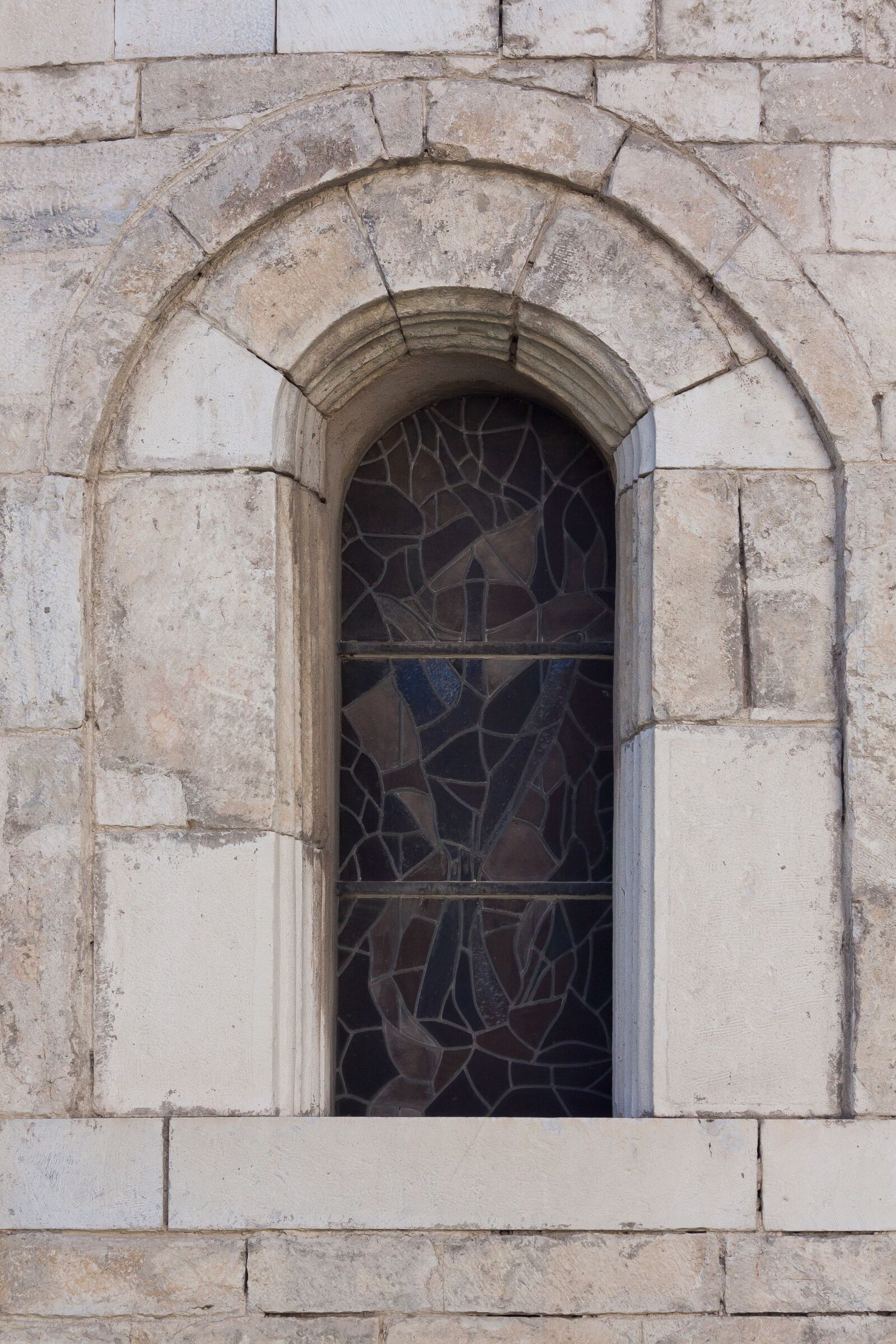 Canon EF-S 17-85mm F4-5.6 IS USM sample photo. Window, church, round arch photography