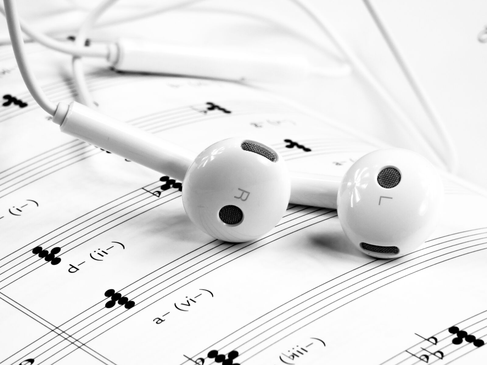 Panasonic DMC-FZ72 sample photo. Music, headset, white photography