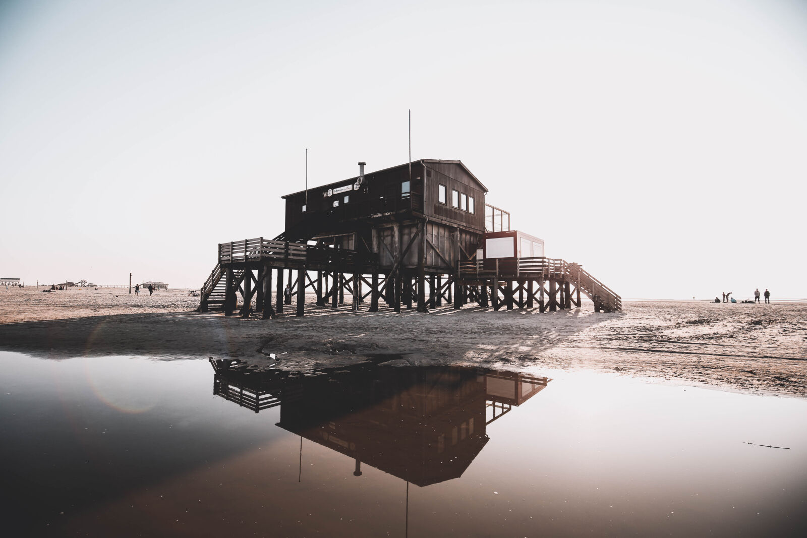 Canon EF 16-35mm F4L IS USM sample photo. Beach, house, water photography