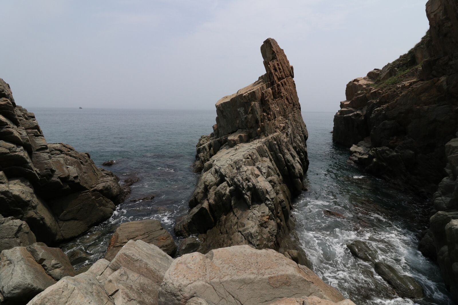 Canon EOS M5 + Canon EF-S 10-18mm F4.5–5.6 IS STM sample photo. Rock, sea, travel photography